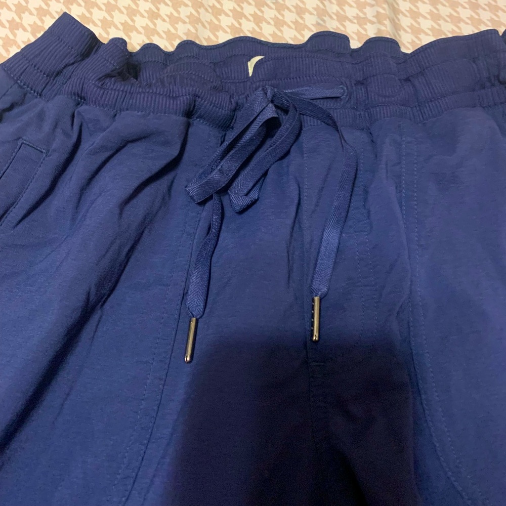 LL Bean cropped utility pants. Elastic waist. Plenty of pockets. Navy blue. Lg. - Picture 3 of 7